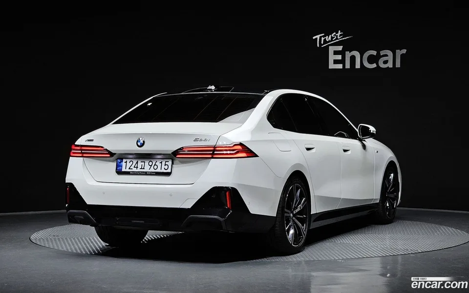 BMW 5 Series 530i xDrive M 2024 — миниатюра 2