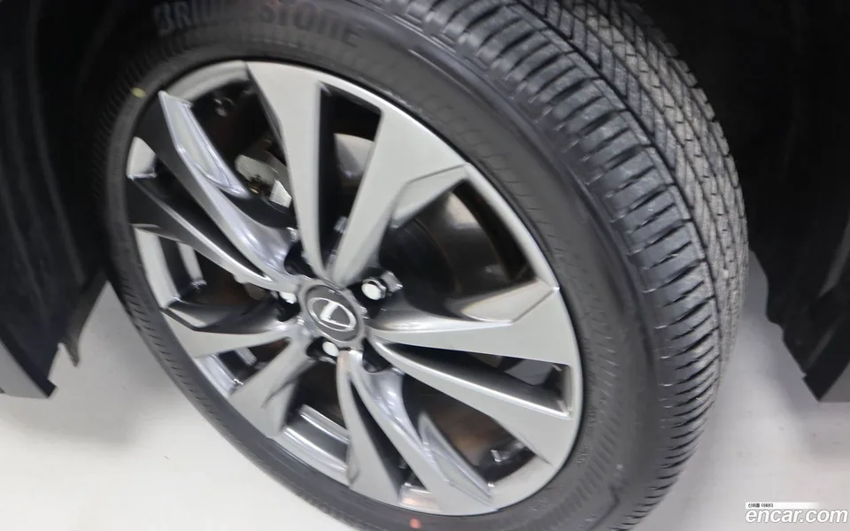 Lexus UX 300h 2.0 F-Sport 2WD 2025 — миниатюра 5