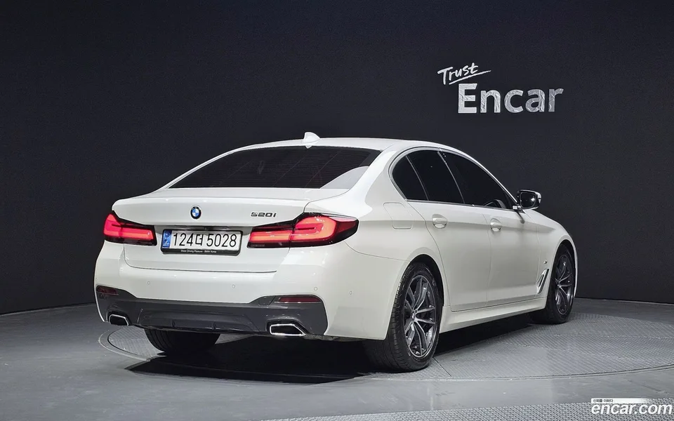 BMW 5 Series 520i M 2022 — миниатюра 2