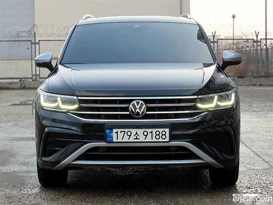 Volkswagen Tiguan Allspace 2.0 TSI 2023 — фото 1, купить с доставкой в Москву