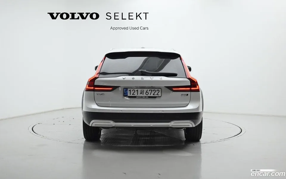 Volvo V90 Cross Country B5 AWD 2024 — миниатюра 4