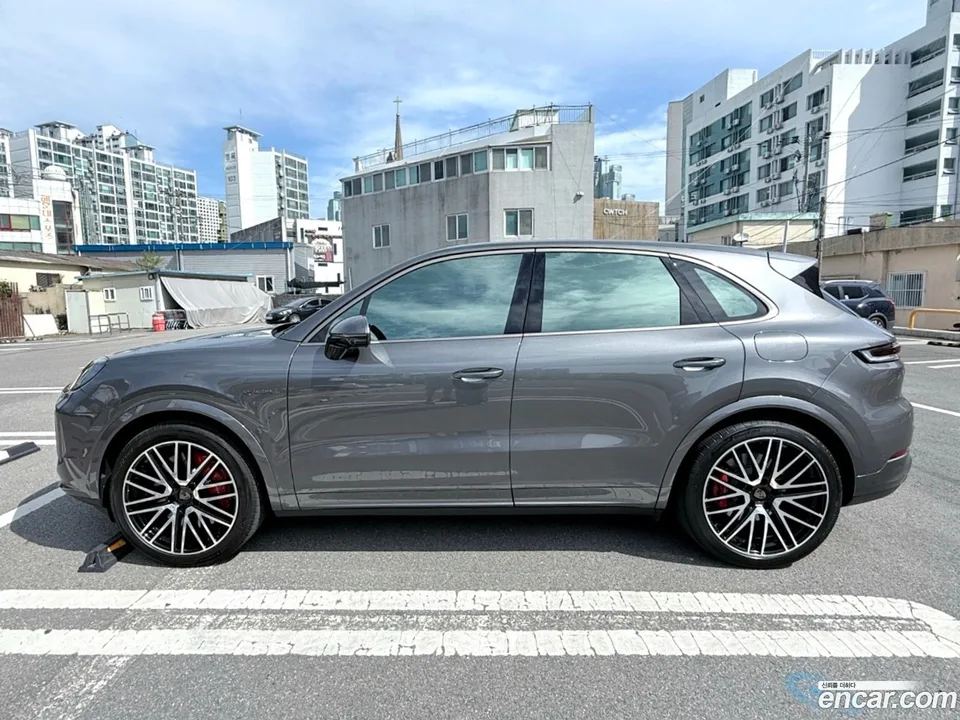 Porsche Cayenne 4.0 E- 2025 — миниатюра 5