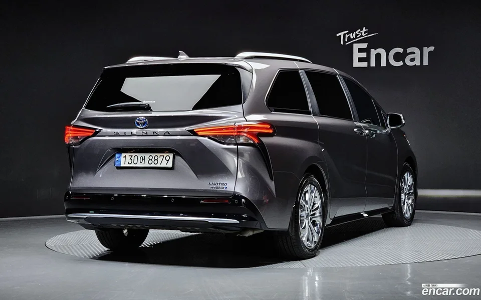 Toyota Sienna 2.5 2WD 2023 — миниатюра 2