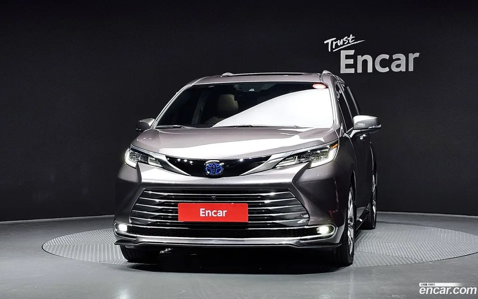 Toyota Sienna 2.5 2WD 2023 — миниатюра 3