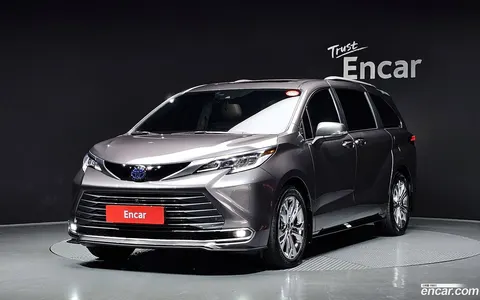 Toyota Sienna 2023 buy in Moscow