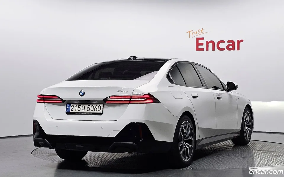 BMW 5 Series 520i M 2023 — миниатюра 2