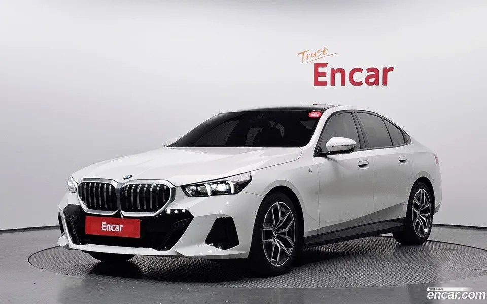 BMW 5 Series 520i M 2023 — фото 1, купить с доставкой в Москву