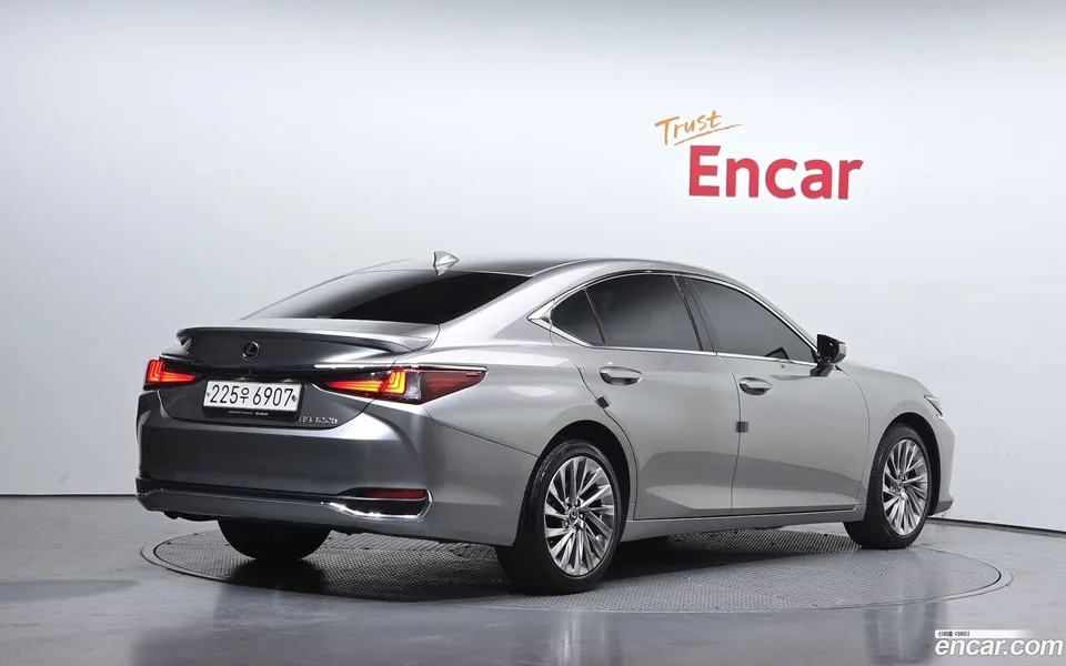 Lexus ES 300h 2023 — миниатюра 2
