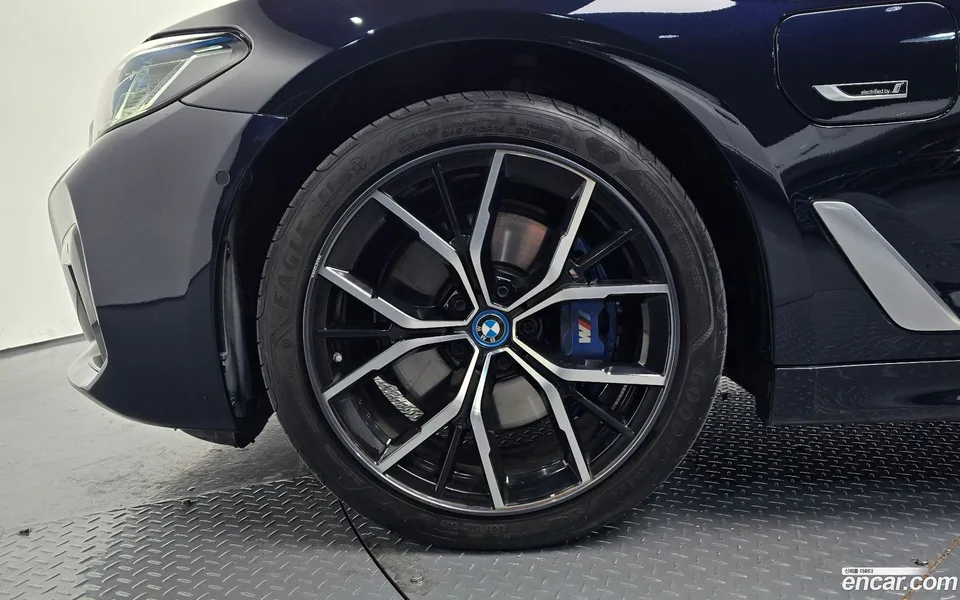 BMW 5 Series 530e M 2022 — миниатюра 5