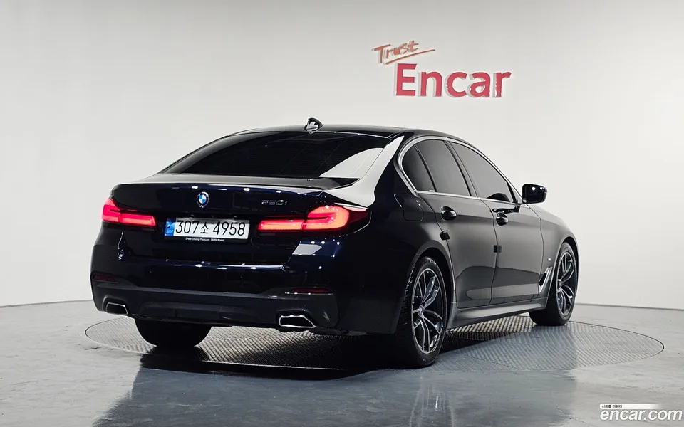 BMW 5 Series 520i M 2022 — миниатюра 2
