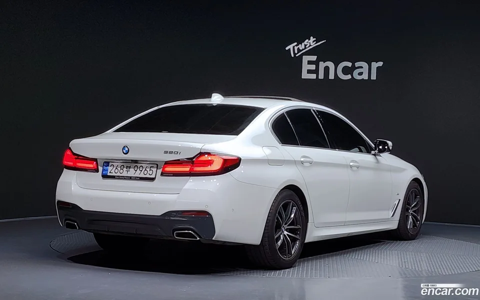 BMW 5 Series 520i M 2022 — миниатюра 2
