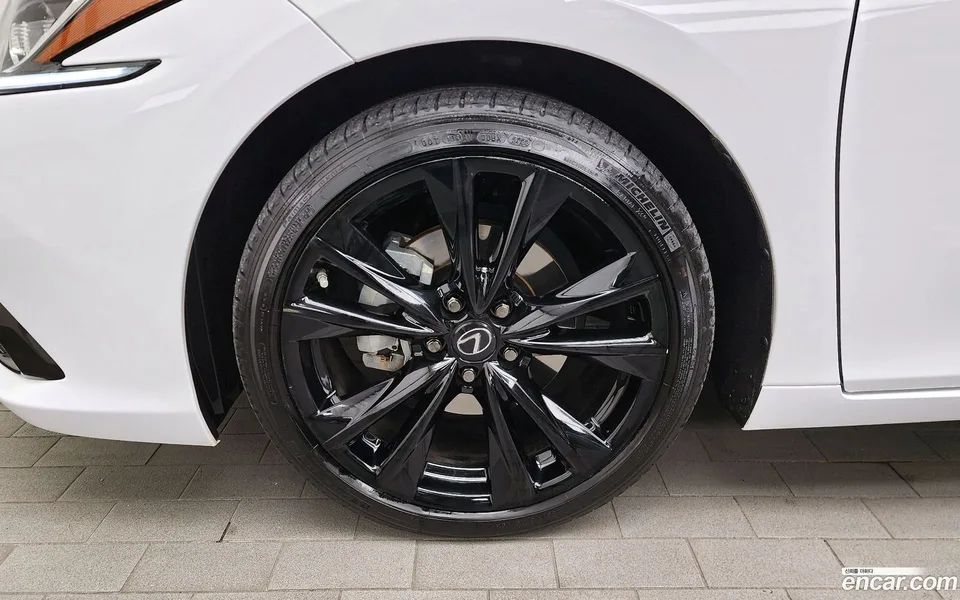 Lexus ES 300h F-Sport 2024 — миниатюра 5
