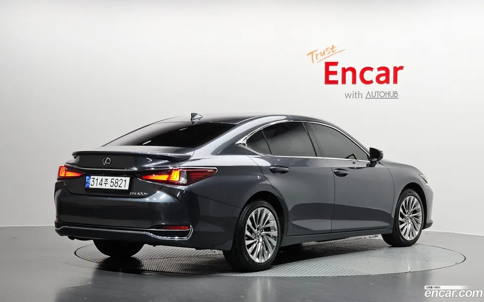 Lexus ES 300h 2023 — миниатюра 2
