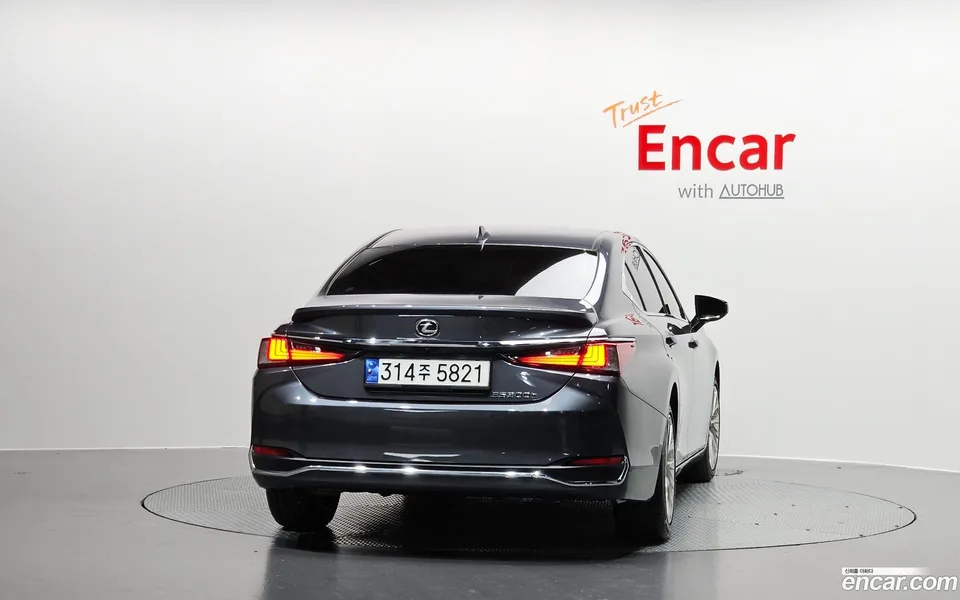 Lexus ES 300h 2023 — миниатюра 4