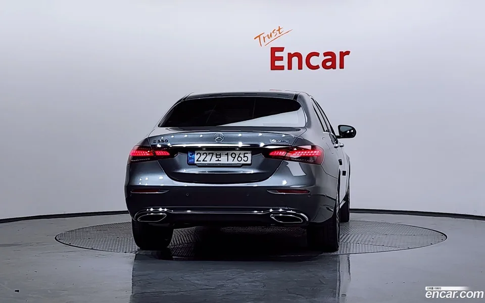 Mercedes-Benz E-Class E350 4MATIC 2023 — миниатюра 4