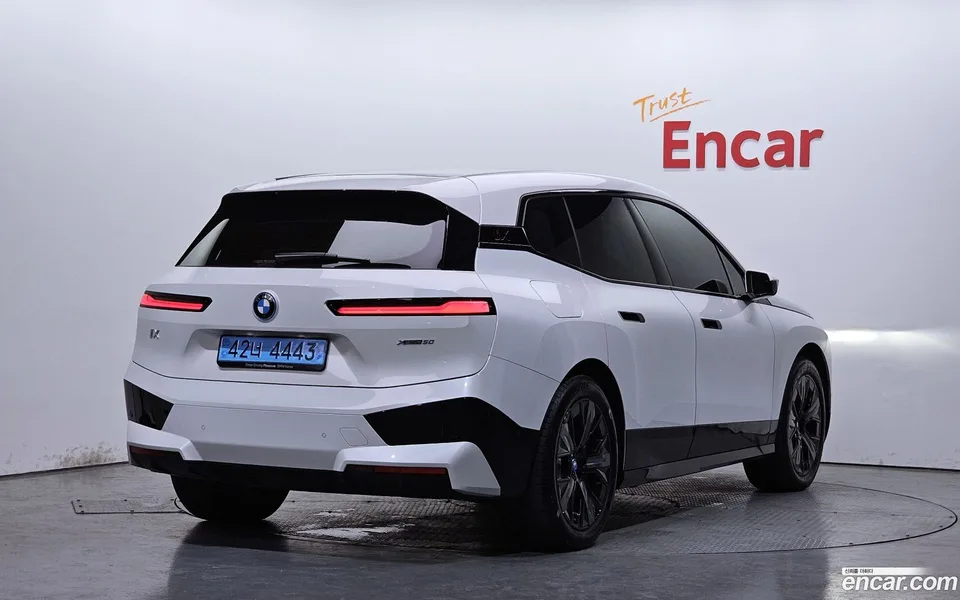 BMW iX xDrive50 2025 — миниатюра 2