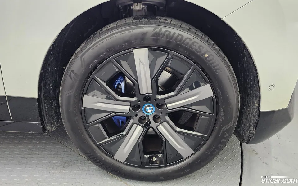BMW iX xDrive50 2025 — миниатюра 5