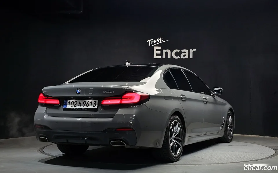 BMW 5 Series 520i M 2022 — миниатюра 2