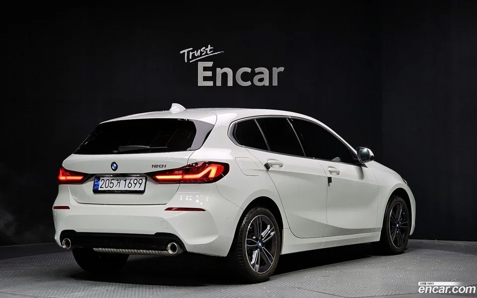 BMW 1 Series 120i 2023 — миниатюра 2