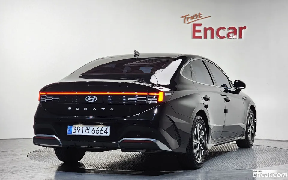 Hyundai Sonata The Edge Hybrid 2023 — миниатюра 2