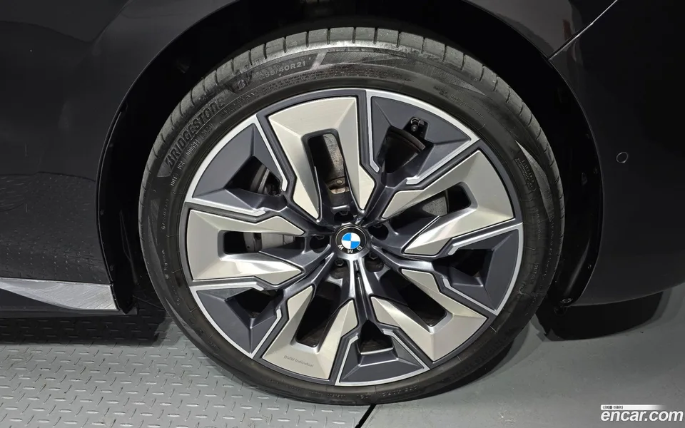 BMW i7 xDrive 60 2022 — миниатюра 5