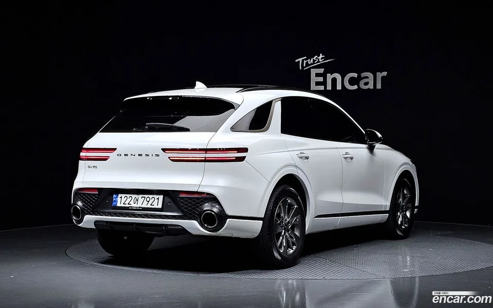 Genesis GV70 2.5T 2WD 2023 — миниатюра 2