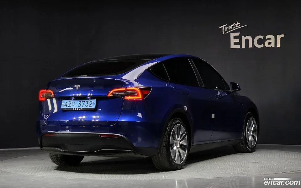 Tesla Model Y RWD 2023 — миниатюра 2