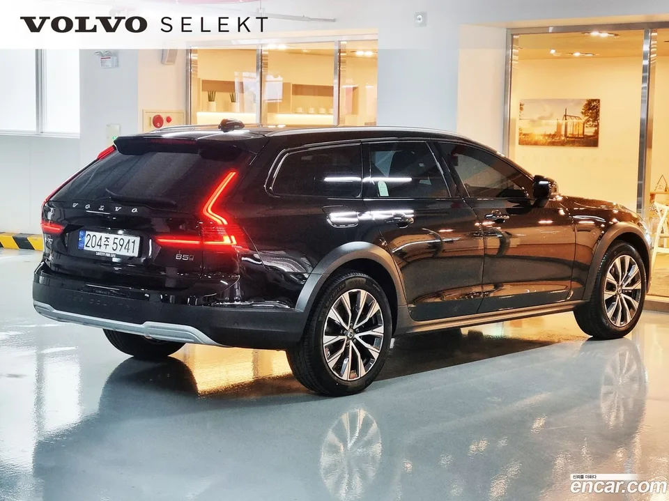 Volvo V90 Cross Country B5 AWD 2024 — миниатюра 2