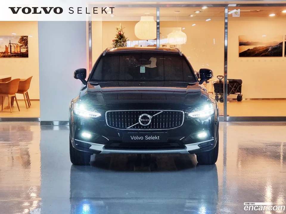 Volvo V90 Cross Country B5 AWD 2024 — миниатюра 3