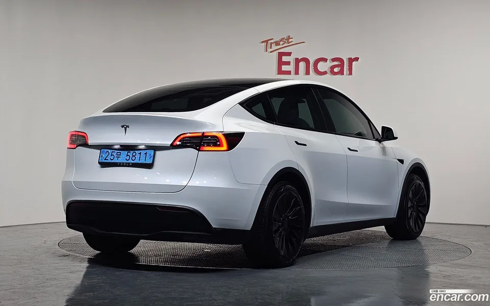 Tesla Model Y RWD 2023 — миниатюра 2