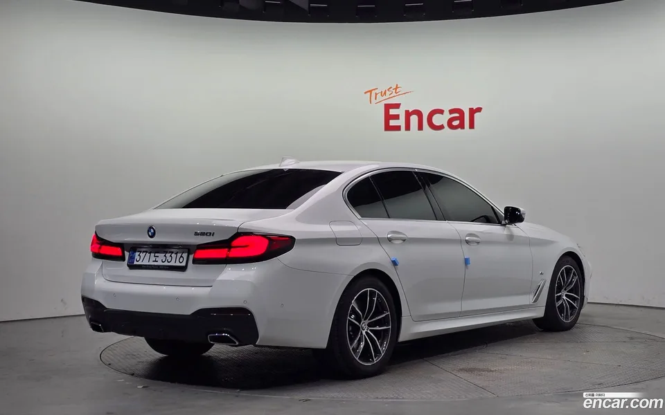 BMW 5 Series 520i M 2023 — миниатюра 2