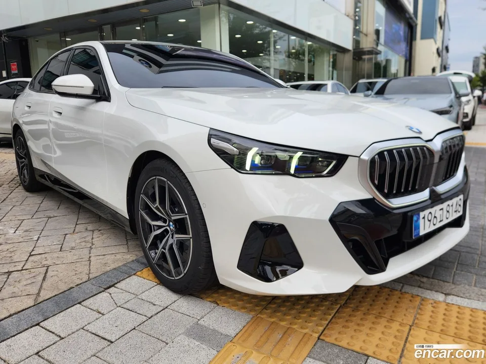 BMW 5 Series 520i M 2025 — фото 1, купить с доставкой в Москву