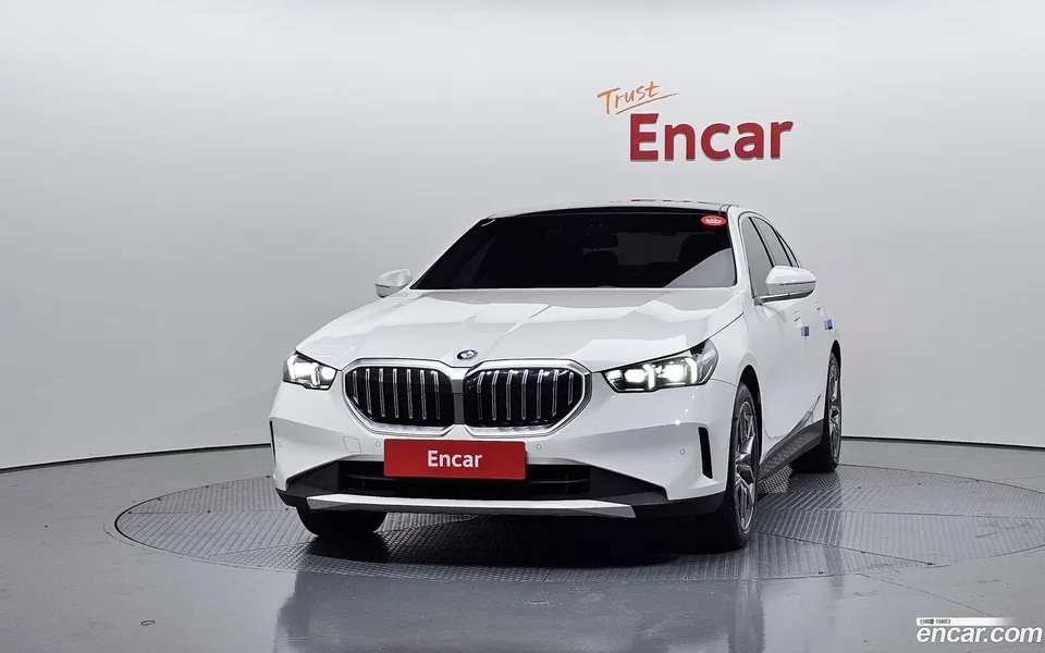 BMW 5 Series 530i xDrive 2023 — миниатюра 3