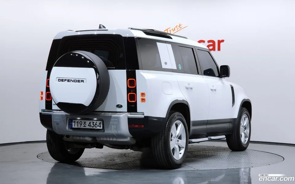 Land Rover Defender 110 D300 HSE 2023 — миниатюра 2