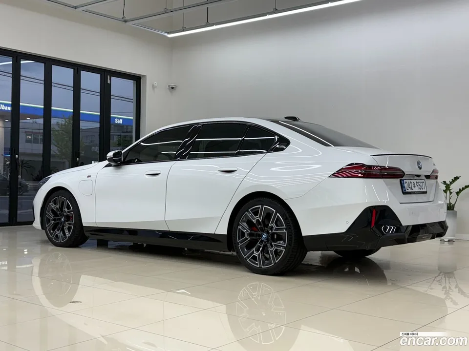 BMW 5 Series 530e M 2024 — миниатюра 2