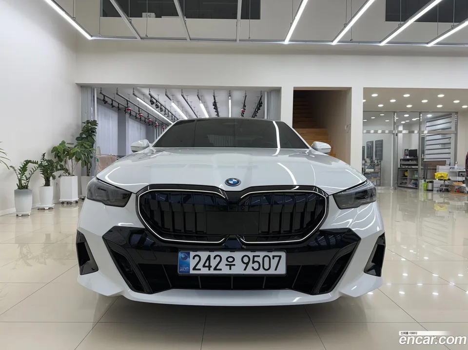 BMW 5 Series 530e M 2024 — миниатюра 3