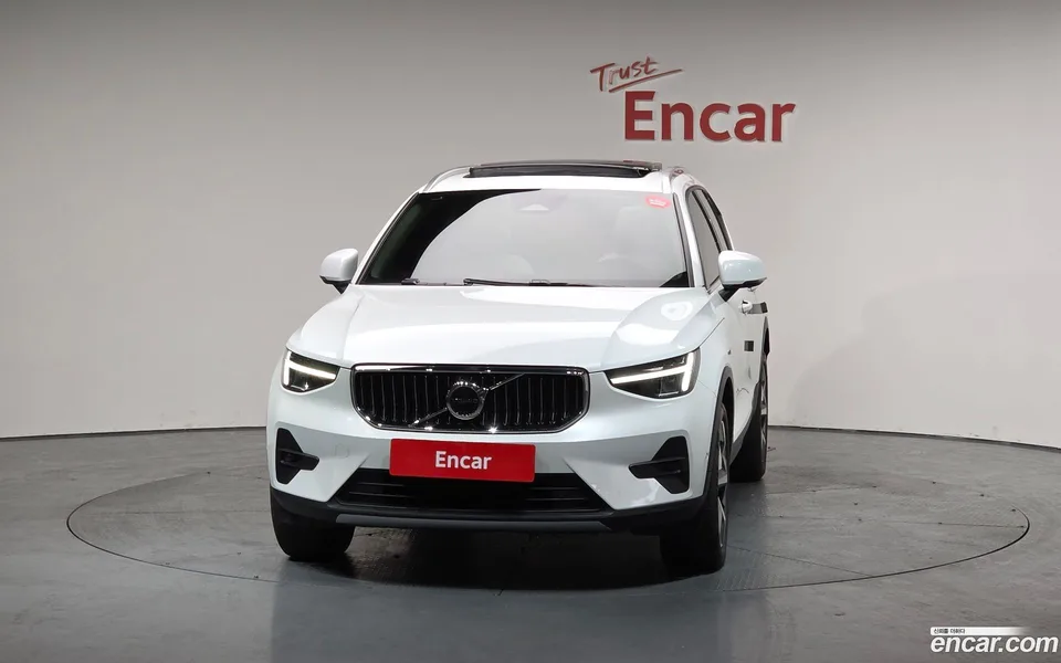 Volvo XC40 B4 2023 — миниатюра 3
