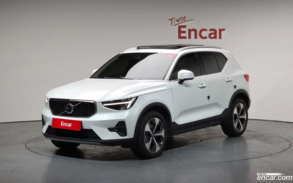 Volvo XC40 B4 2023 — фото 1, купить с доставкой в Москву