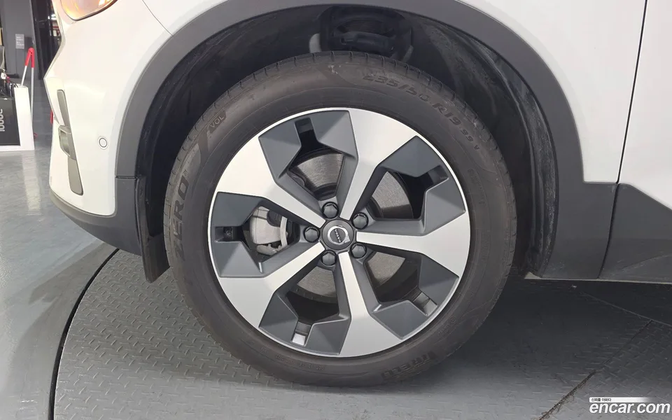 Volvo XC40 B4 2023 — миниатюра 5