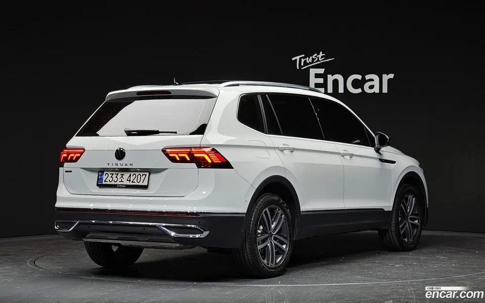 Volkswagen Tiguan Allspace 2.0 TSI 2023 — миниатюра 2