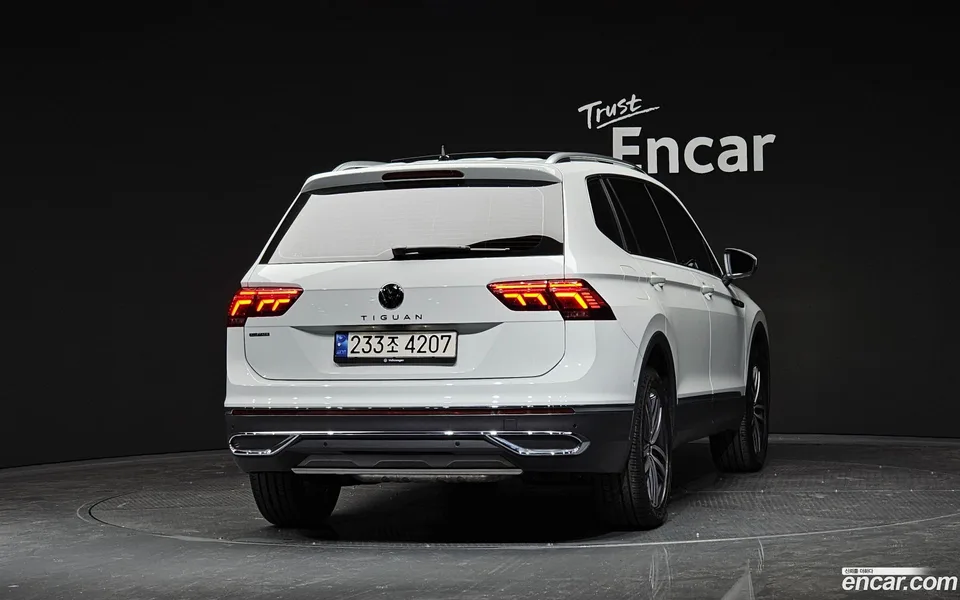Volkswagen Tiguan Allspace 2.0 TSI 2023 — миниатюра 4