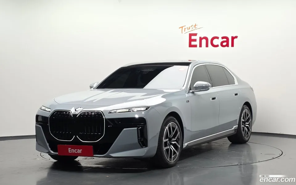 BMW 7 Series 740i sDrive M 2023 — фото 1, купить с доставкой в Москву