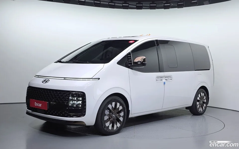 Hyundai Staria 4WD 7 2023 — фото 1, купить с доставкой в Москву