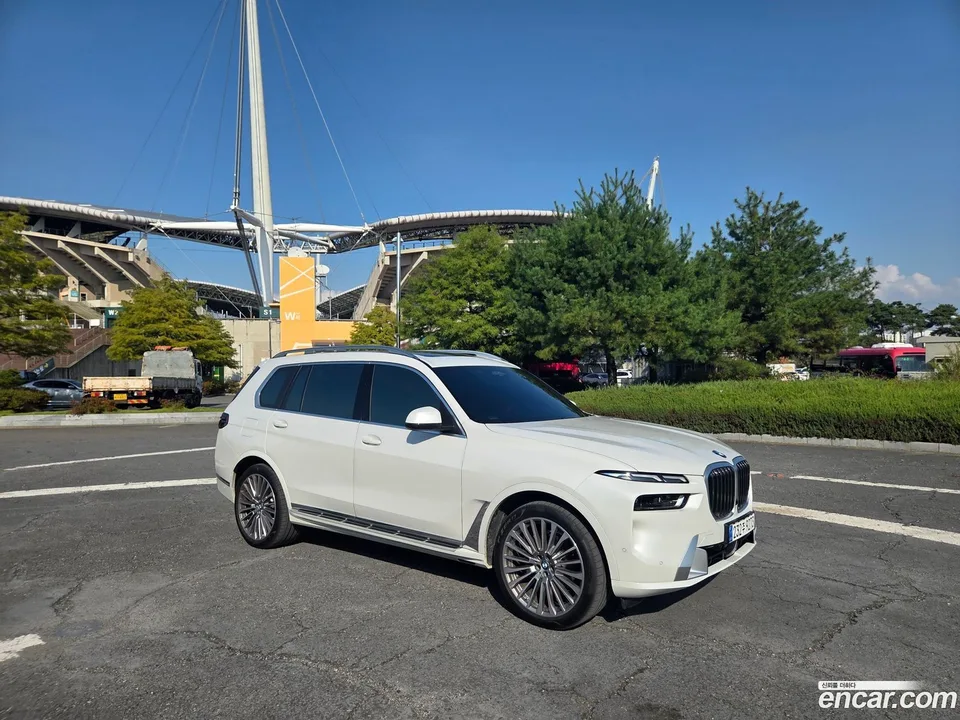 BMW X7 xDrive 40i 7 2025 — миниатюра 3