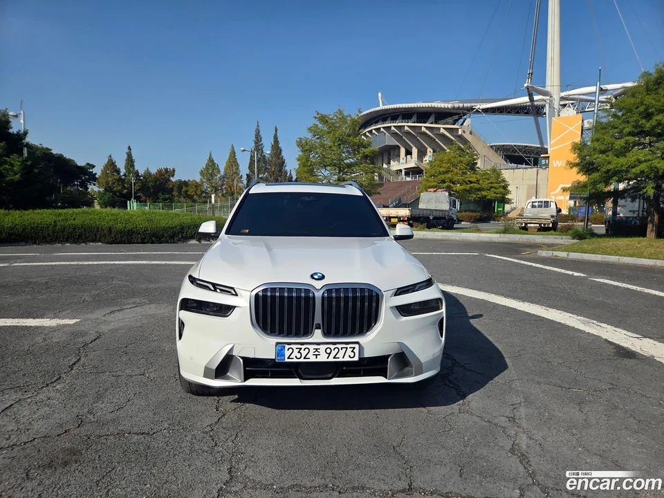 BMW X7 xDrive 40i 7 2025 — фото 1, купить с доставкой в Москву