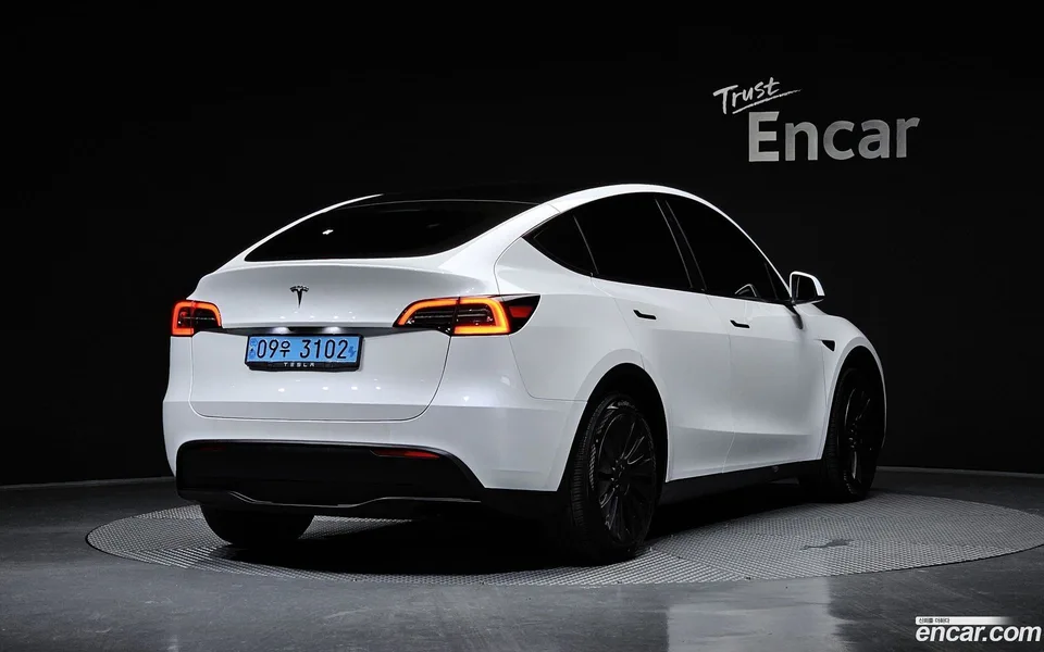 Tesla Model Y RWD 2023 — миниатюра 2
