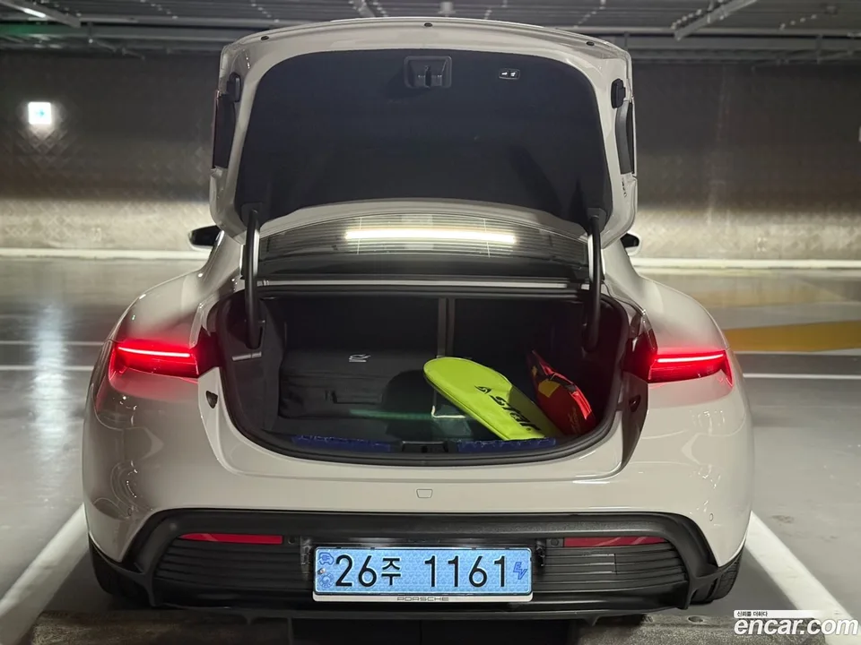 Porsche Taycan 2023 — миниатюра 2