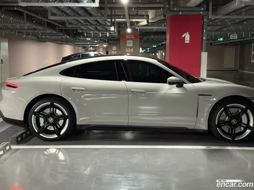 Porsche Taycan 2023 — миниатюра 3