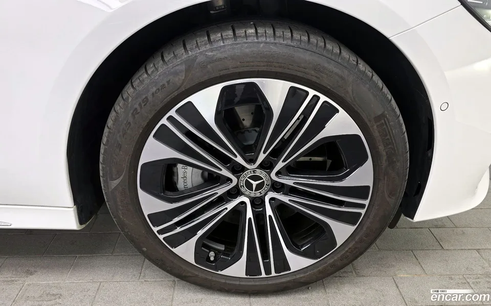 Mercedes-Benz E-Class E350e 4MATIC 2025 — миниатюра 5
