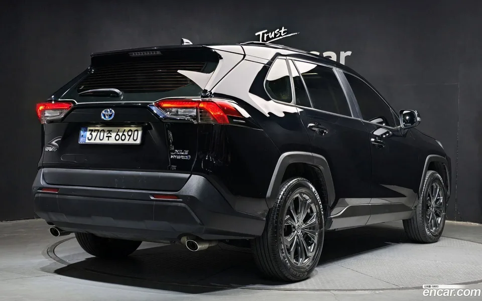 Toyota RAV4 2.5 2WD XLE 2023 — миниатюра 2